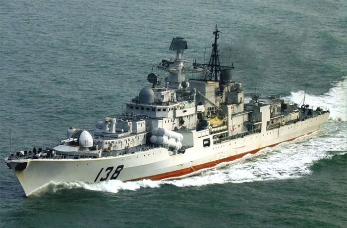 Tuy có những mối “đe dọa” lớn nhưng trang bị của Hạm đội Đông Hải nhìn chung không bằng Hạm đội Nam Hải. Lực lượng tàu khu trục của hạm đội gồm 8 chiếc tàu, trong đó 4 chiếc thuộc thế hệ cũ lớp Lữ Đại Type 051 đóng từ những năm 1970. Phải tới năm 2006, hạm đội này mới được bổ sung 4 tàu khu trục tên lửa lớp Sovremenny (project 956/956EM) mua của Nga (trong ảnh).
